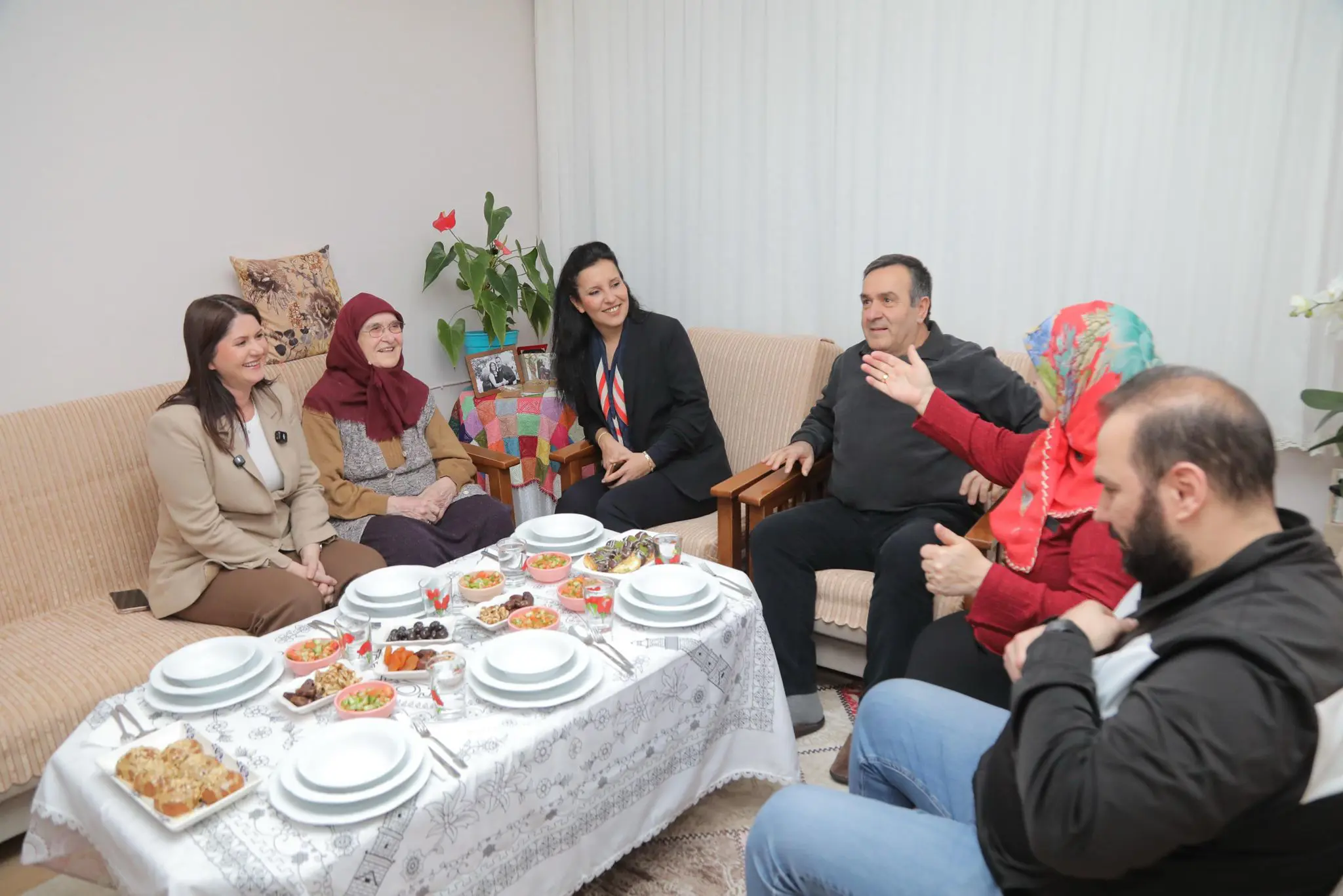 BAŞKAN GENCAN İFTAR SOFRALARINDA GÖNÜLLERE KONUK OLMAYA DEVAM EDİYOR galeri görseli